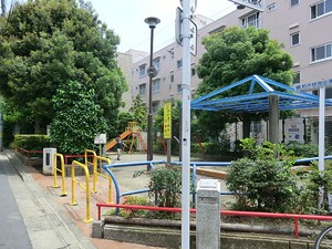 周辺環境:さつき児童遊園 西新宿パークサイドタワー