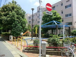 周辺環境:さつき児童遊園 西新宿パークサイドタワー