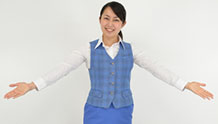 両手を広げる女性のイメージ