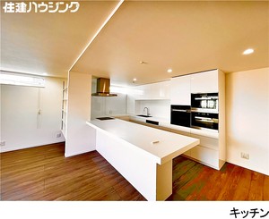 開放感のある対面キッチン 中古一戸建て 渋谷区本町６丁目 12800万円 幡ケ谷駅｜住建ハウジング