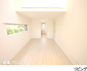 吹き抜けから光がたっぷり入る明るいリビング 中古一戸建て 世田谷区松原３丁目 5980万円 明大前駅｜住建ハウジング