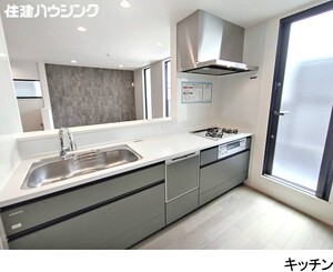 キッチンもバルコニーに面し明るい空間となっています 新築一戸建て 渋谷区上原２丁目 13680万円 代々木上原駅｜住建ハウジング