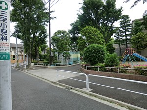 周辺環境:八幡山三丁目公園 Ｄ＇グラフォート世田谷芦花公園(6780万円)｜中古マンション（新築･中古）｜住建ハウジング