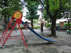 周辺環境:宮前児童遊園 中古一戸建て 目黒区八雲３丁目 18000万円 自由が丘駅｜住建ハウジング