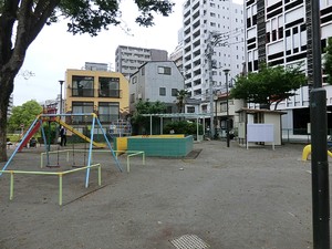 周辺環境:水野原児童遊園 新宿区戸山１丁目(10800万円)のアパート(一棟)｜住建ハウジング