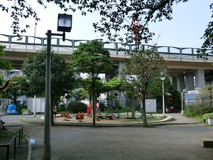 周辺環境:笄児童遊園 店舗事務所(区分) 港区南青山６丁目 ピロティ南青山 7000万円 表参道駅｜住建ハウジング