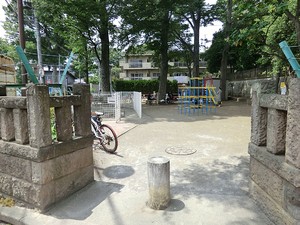 周辺環境:北沢八幡児童遊園 マンション(区分) 世田谷区代沢２丁目 マンション下北沢 6980万円 下北沢駅｜住建ハウジング