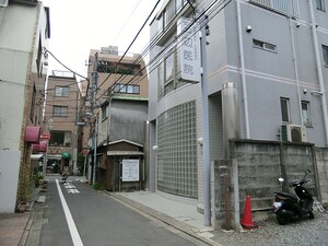 周辺環境:三辺医院 土地・売地 目黒区五本木２丁目 9580万円 祐天寺駅｜住建ハウジング