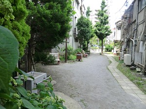 周辺環境:豊岡町児童遊園 マンション(区分) 港区三田２丁目 セントラル三田 6990万円 麻布十番駅｜住建ハウジング