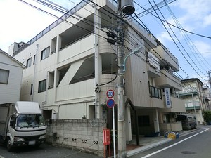 周辺環境:三輪小児科医院 マンション(一棟) 中野区上高田２丁目 23000万円 新井薬師前駅｜住建ハウジング