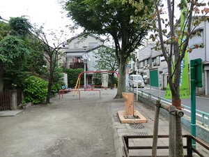 周辺環境:初音児童遊園 土地・売地 台東区上野桜木１丁目 13800万円 根津駅｜住建ハウジング