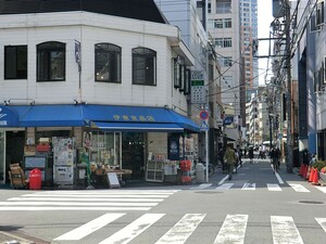 周辺環境:伊東食品店 小田急南青山マンション