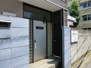 周辺環境:山村医院 中古一戸建て 新宿区大久保２丁目 6480万円 新大久保駅｜住建ハウジング