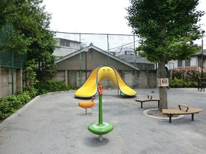 周辺環境:みずき児童遊園 土地・売地 新宿区戸山３丁目 7045万円 西早稲田駅｜住建ハウジング