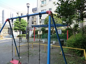 周辺環境:みどり児童公園 住宅付店舗 新宿区百人町３丁目 12900万円 新大久保駅｜住建ハウジング