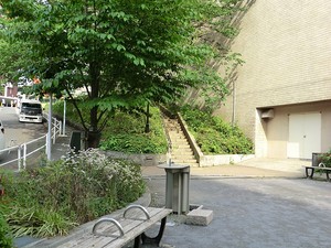 周辺環境:東麻布児童遊園 マンション(区分) 港区東麻布２丁目 麻布狸穴ナショナルコート 5490万円 麻布十番駅｜住建ハウジング