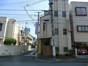周辺環境:上野クリニック 店舗付住宅 中野区新井２丁目 13600万円 中野駅｜住建ハウジング