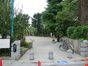 周辺環境:鶴巻南公園 土地・売地 新宿区戸山１丁目 12880万円 早稲田駅｜住建ハウジング