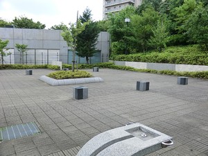 周辺環境:やくも街かど公園 Ｄ｀グランセ深沢リージェントコート(19500万円)｜中古マンション（新築･中古）｜住建ハウジング