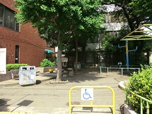 周辺環境:真砂児童遊園 マンション(区分) 文京区本郷４丁目 ザ・サンメゾン文京本郷エルド 7750万円 本郷三丁目駅｜住建ハウジング