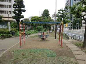周辺環境:大久保三角公園 ウエリス新宿早稲田の森