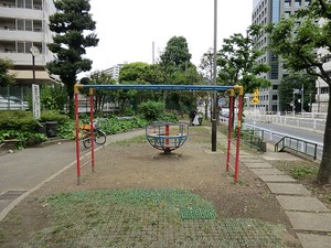 周辺環境:大久保三角公園 土地・売地 新宿区戸山３丁目 27400万円 西早稲田駅｜住建ハウジング