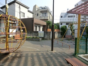 周辺環境:つづみ児童公園 新築一戸建て 中野区上高田５丁目 7280万円 新井薬師前駅｜住建ハウジング