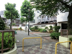 周辺環境:真土児童遊園 店舗付住宅 台東区根岸２丁目 13500万円 鶯谷駅｜住建ハウジング