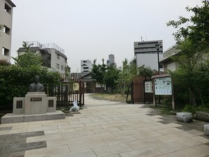 周辺環境:漱石公園 グランドメゾン新宿弁天町