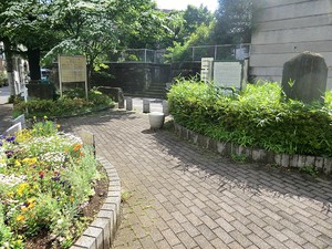 周辺環境:茶屋坂街かど公園 中銀目黒マンシオン