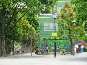 周辺環境:泉岳寺前児童遊園 中古一戸建て 港区高輪１丁目 12500万円 白金高輪駅｜住建ハウジング