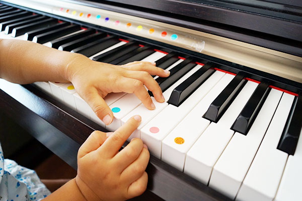 ピアノを習う子供