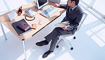 仕事をする会社員のイメージ