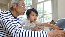 遊ぶ祖父と孫のイメージ