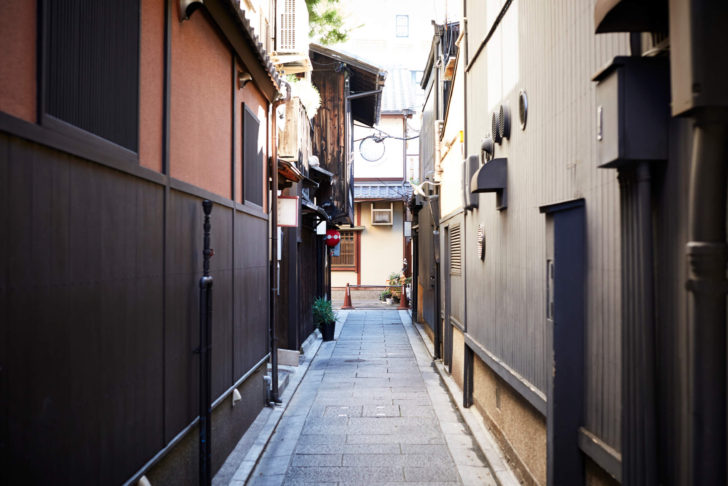 バック は セット と 再建築しても、誰一人セットバックしない２項道路のナゾ・・・