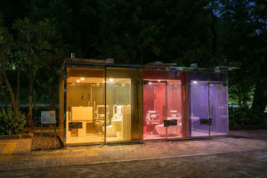 代々木深町小公園の透明トイレ