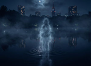 新宿御苑の池の上の幽霊