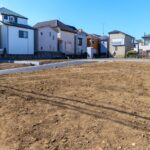 世田谷区の造成中の土地と周辺の住宅街
