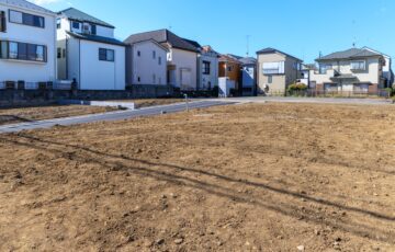 世田谷区の造成中の土地と周辺の住宅街